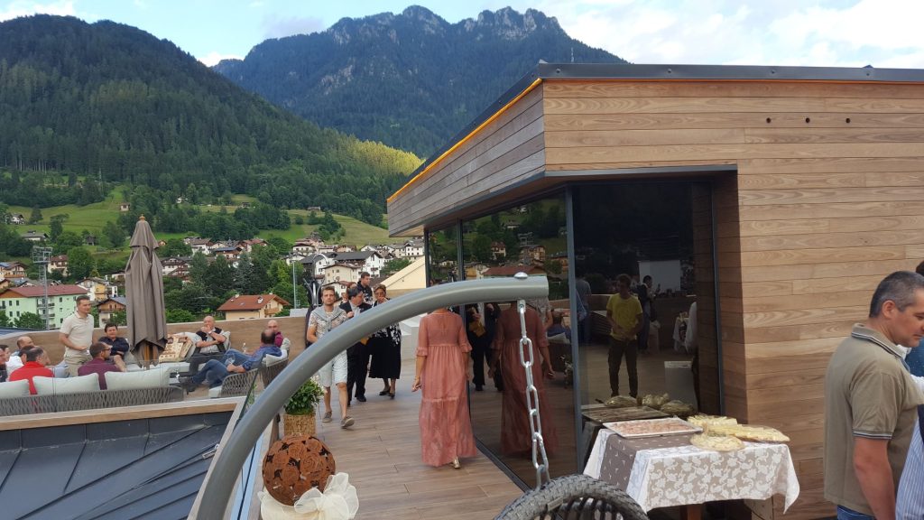 sauna con vetro ad angolo